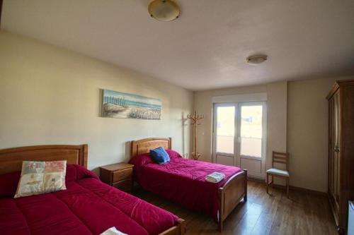 um quarto com 2 camas e uma janela em Pension Escalinata em Sarria