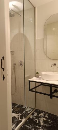 Ένα μπάνιο στο MUSES LUXURY SUITES
