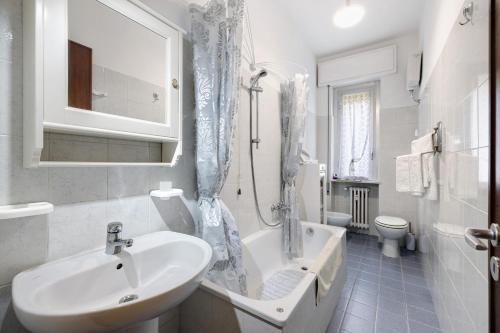 a bathroom with a sink and a tub and a toilet at Casa Grace - Casa al Mare in Vado Ligure