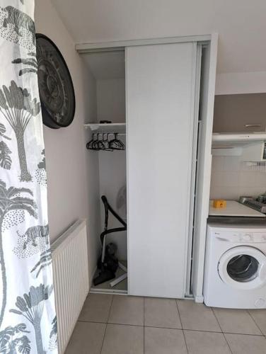 une buanderie avec une machine à laver et un lave-linge dans l'établissement Maubec YourHostHelper, à Bayonne