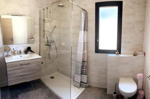 une salle de bain avec une douche, des toilettes et un lavabo dans l'établissement Appartement avec terrasse 3 pièces - Vue mer - Plage 5 min à pied, à Propriano