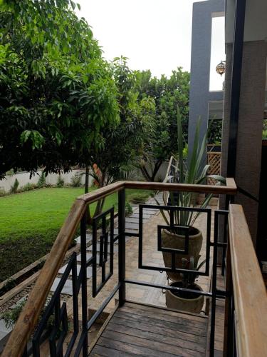 een houten terras met een potplant erop bij Bella Vida Hotel apartment in Kigali