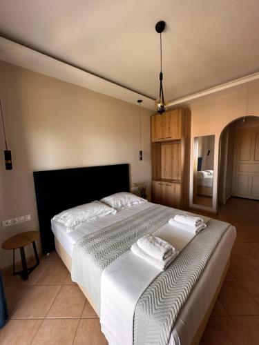 ein Schlafzimmer mit einem großen weißen Bett in einem Zimmer in der Unterkunft Panorama Hideaway in Dassia