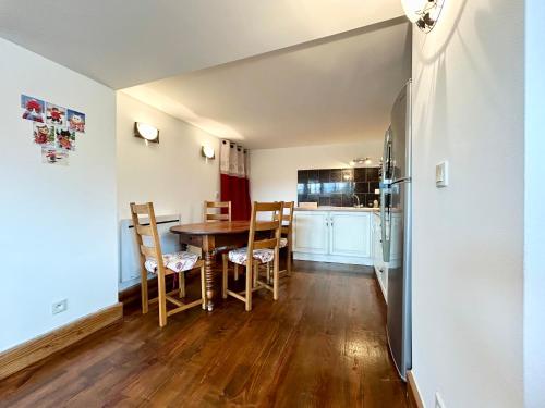 une cuisine et une salle à manger avec une table et des chaises dans l'établissement Le Chat de Lamartine- Clim Wifi Parking-CLG Savoie, à Saint-Pierre-dʼAlbigny