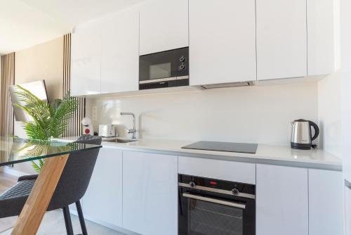 Skyline Rooftop Pool & Coworking by ELE Apartments