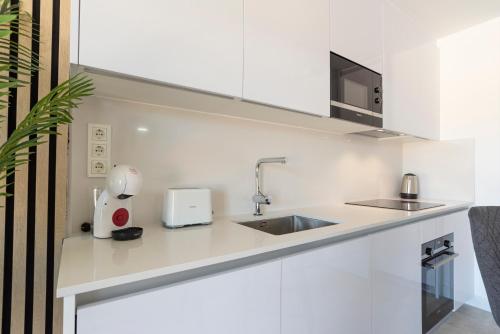 Skyline Rooftop Pool & Coworking by ELE Apartments
