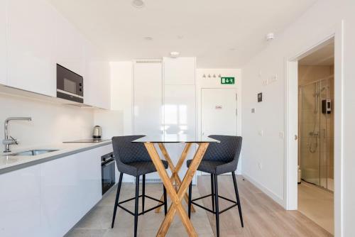 Skyline Rooftop Pool & Coworking by ELE Apartments