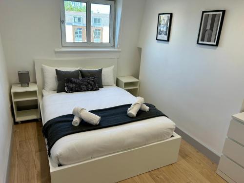 a bedroom with a bed with two teddy bears on it at Kings Cross Guest House in London