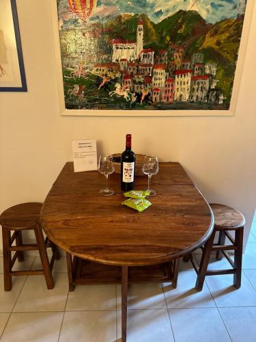 a table with two wine glasses and a bottle of wine at Casa Chichina in Guardialfiera