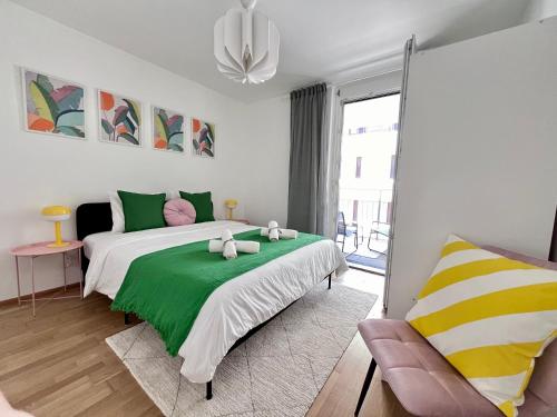 sypialnia z łóżkiem z zielonym kocem w obiekcie Funky Apartment near Central Station Free Parking w Wiedniu