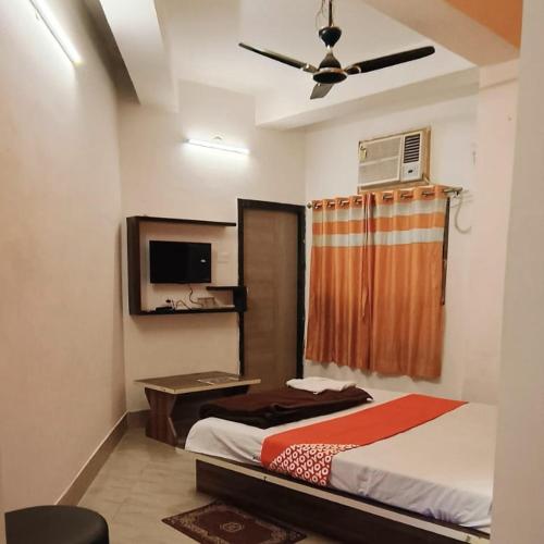 a bedroom with a bed and a ceiling fan at Oyo chinar haven in Salua