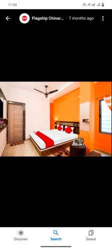 Salua的住宿－Oyo chinar haven，一间拥有橙色墙壁的卧室和一张位于客房内的床