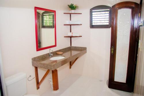 Manacapuru的住宿－AMAZON PARADISE HOTEL，一间带水槽、镜子和卫生间的浴室