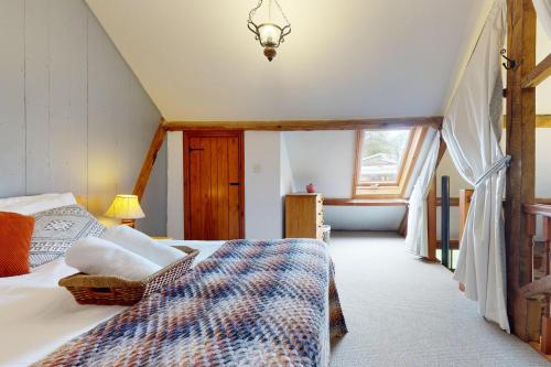 1 dormitorio con cama y ventana en Smiddy Cottage Hawkridge en Dulverton