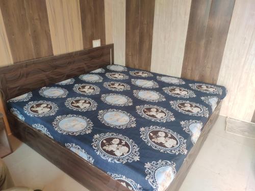 Una cama con un edredón azul encima. en Hilans Hotel and Restaurant en Ukhimath