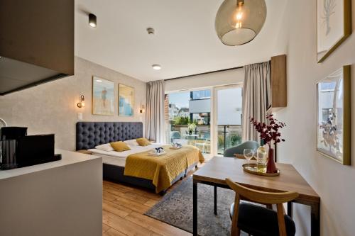 een hotelkamer met een bed en een eetkamer bij Aparthotel Anchoria BlueApart in Mechelinki