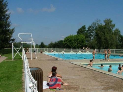 un groupe de personnes dans une piscine dans l'établissement Mobilhome - efaici, à Auxonne
