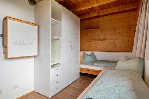 Postel nebo postele na pokoji v ubytování Ferienwohnung Schlern Bio Schrofhof