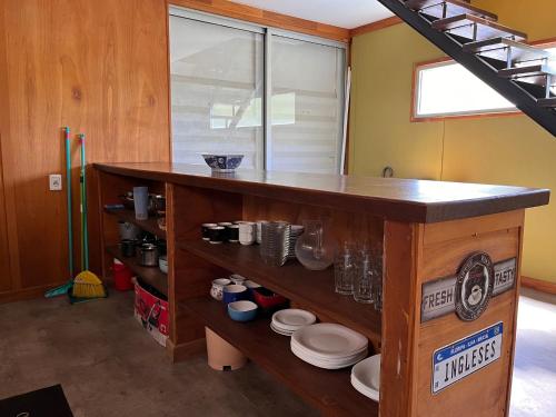 une cuisine avec un comptoir avec des assiettes sur une étagère dans l'établissement Casa Flamencos 4, à José Ignacio