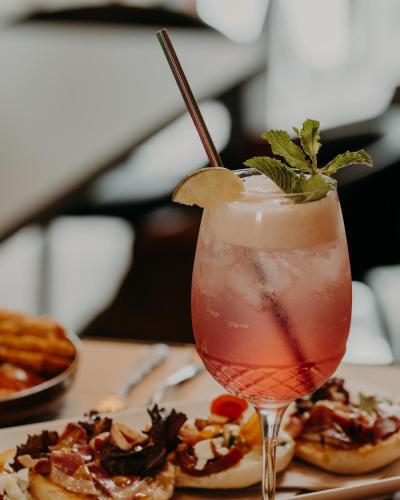 - une boisson sur une table avec une assiette de nourriture dans l'établissement Le Central Hôtel-Bar, à Oloron-Sainte-Marie