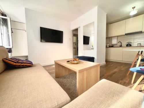 salon z kanapą i stołem w obiekcie Apartament Centrum w Łańcucie