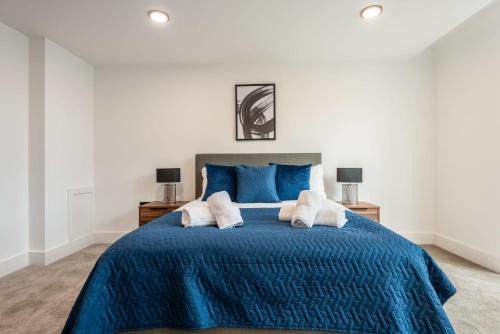 um quarto com uma cama azul e 2 almofadas em Lovely 1 Bedroom Apartment in Central Sheffield em Sheffield