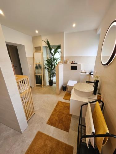 een badkamer met een wastafel en een toilet bij Modern, ruhig, gemütlich inmitten der Rhön in Rippershausen