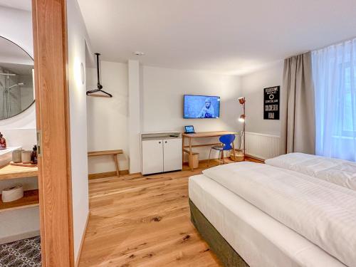 a hotel room with a bed and a desk at Hotel Wilma in Frickenhausen