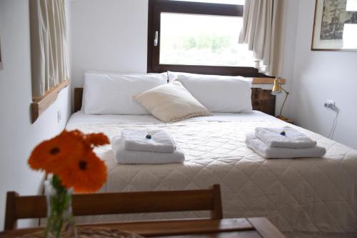 1 dormitorio con 1 cama con toallas y mesa en b&b Adamà en Atena Lucana