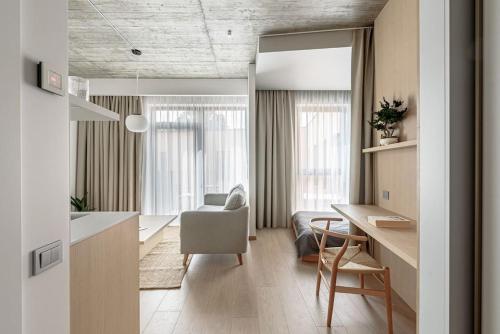 Posezení v ubytování Cozy Japanese Oasis with Balcony, Gramophone, Netflix