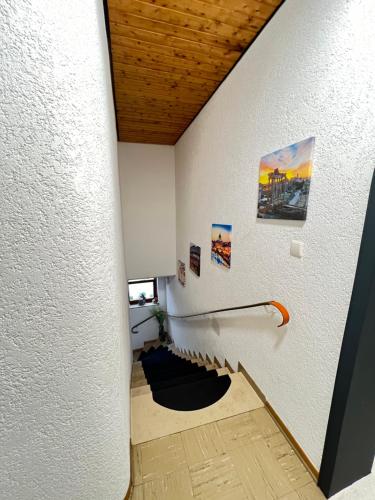 um corredor com uma parede branca com pinturas em 2 Zimmer Ferienwohnung Denis 2 em Oberwesel
