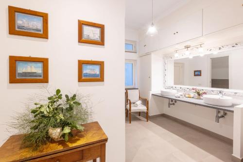a bathroom with two sinks and a mirror at Villa Gallone in Sorrento