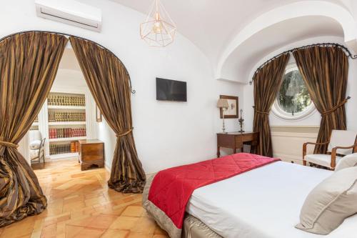 索倫托的住宿－Villa Gallone，一间卧室配有一张带红色毯子的大床