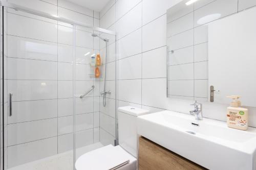 Home2Book Lovely & Bright Apt, Pool & Terrace