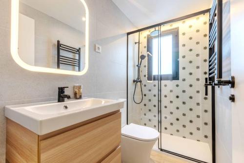 y baño con lavabo y ducha. en Apartamento Metropolitano IV en Madrid en Madrid