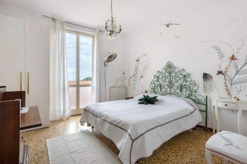 Habitación blanca con cama y ventana en Da Rita- tra Lerici e le 5 terre, en Pitelli