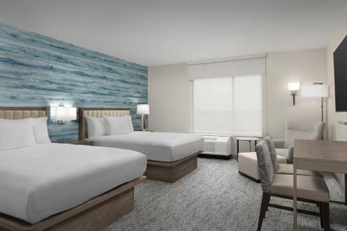 アビリーンにあるTownePlace Suites by Marriott Abilene Southwestのベッド2台とデスクが備わるホテルルームです。