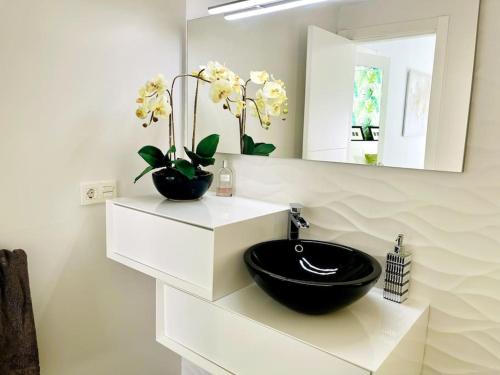 a bathroom with a black sink and a mirror at Ático con terraza y barbacoa in Salobreña