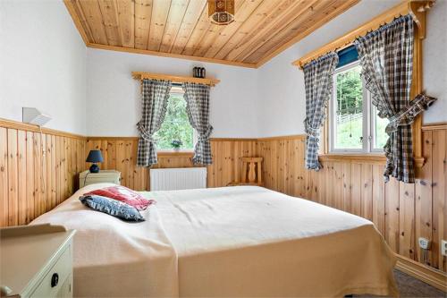 um quarto com uma cama grande e uma janela em Villa Franca Maria em Rättvik