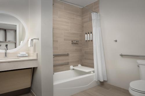 TownePlace Suites by Marriott Abilene Southwest في أبيلين: حمام مع حوض ومرحاض ومغسلة