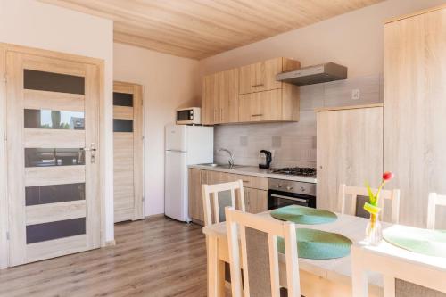 Virtuvė arba virtuvėlė apgyvendinimo įstaigoje Domki CUBA - Komfortowe domki w cichej okolicy