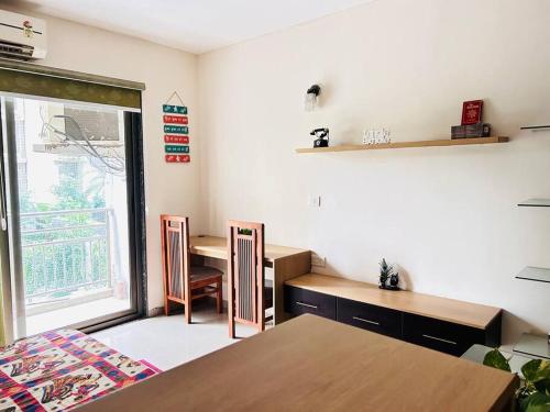 a room with two desks and a table and a window at Prem-Nikunj प्रेम-निकुंज in Vrindāvan