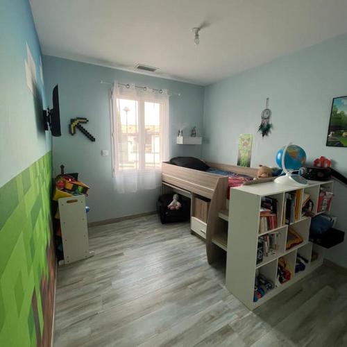 une chambre avec un lit et un bureau dans l'établissement Maison 3 chambres avec piscine chauffée, à Mios