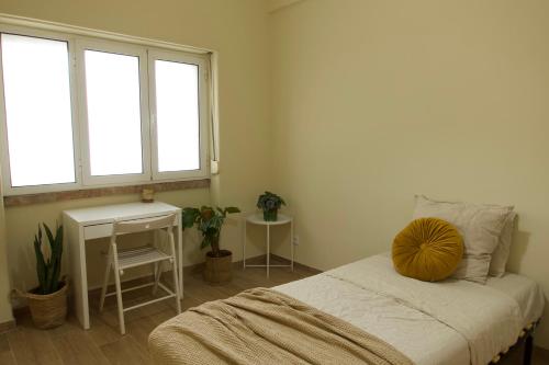 una camera da letto con un letto con una zucca sopra di Lisbon Key Hub - Rooms 1-5 a Lisbona