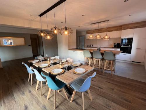 une salle à manger et une cuisine avec une table et des chaises dans l'établissement Gîte du Bretzel, à Wihr-au-Val