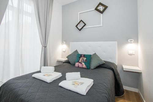 a bedroom with a bed with two white towels at Room 23 in Rome