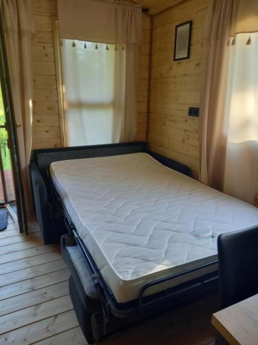 A bed or beds in a room at Domki familijne