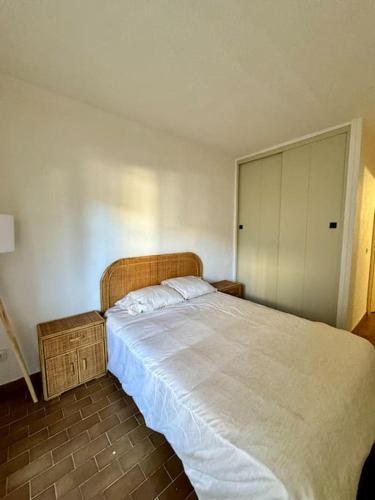 une chambre avec un grand lit et un placard dans l'établissement Charmant appartement à la plage, à Canet