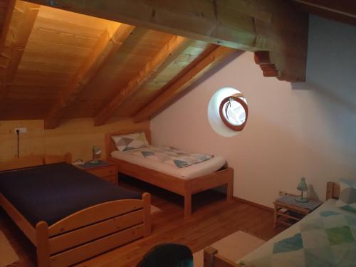 a bedroom with two beds and a window at Arbeiterwohnung Entbuchner Hof in Rohrdorf
