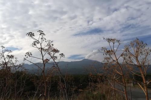 una vista de una montaña bajo un cielo nublado en POGGIO ROSETO, en Randazzo